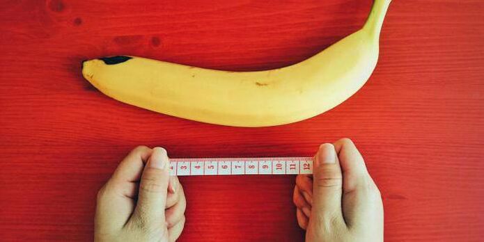 medição do pênis antes do alargamento usando o exemplo de uma banana
