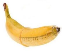 banana em um preservativo imita um pau grande
