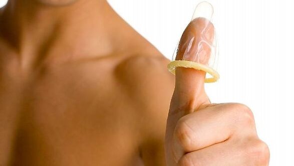 preservativo no dedo e aumento do pênis do adolescente